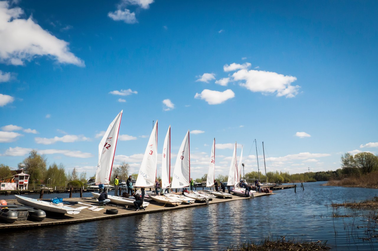 Водный спорт екатеринбург. Парусный спорт Москва Хлебниково. Яхт клуб Хлебниково. Яхты Хлебниково. Водно спортивная база Поти.