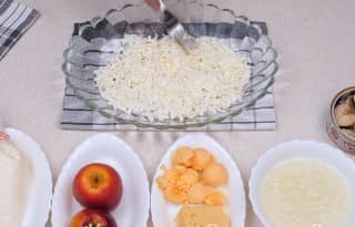 Приготовление салата «Мимоза» с яблоком: шаг 3