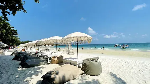 Пляж Самета с зонтами-макраме и бинбэгами, скоростной катер у берега