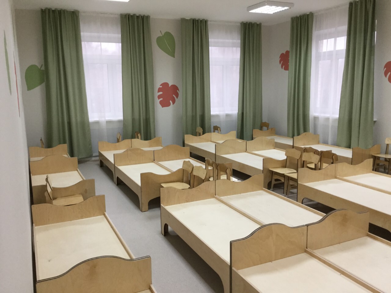 Мебель для хранения в помещении детского сада