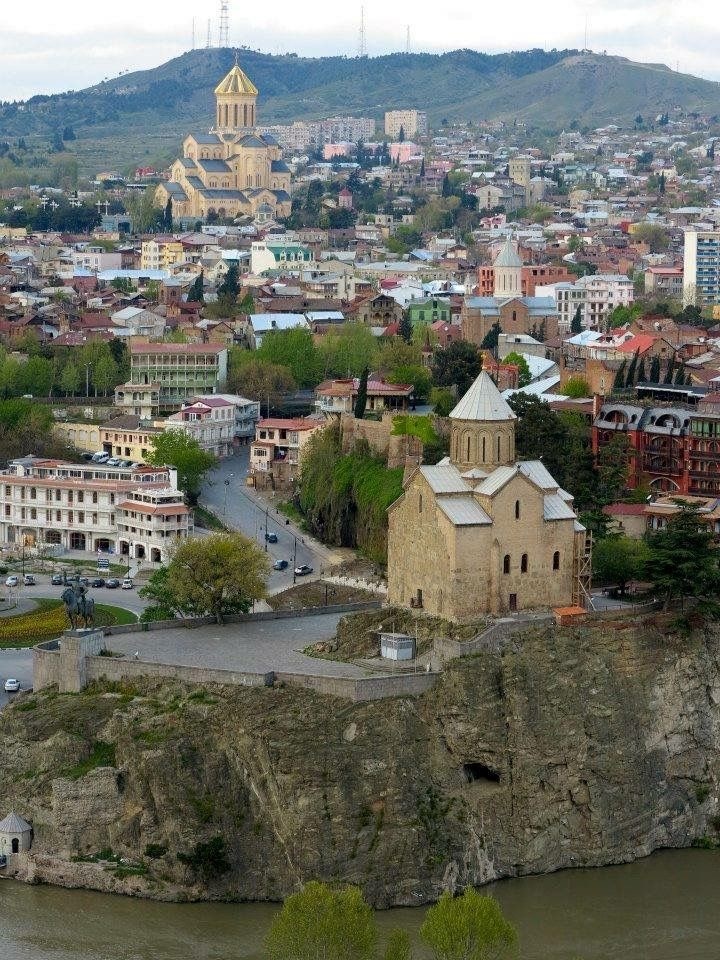 Кавказ тбилиси. Грузия Тбилиси природа. Грузия - საქართველო. Тбилиси горы. Грузия Белисия.