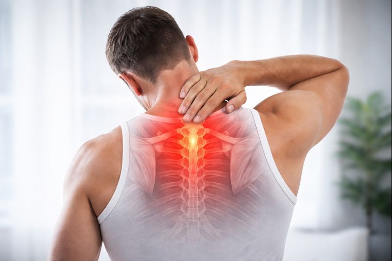 біль між лопаток