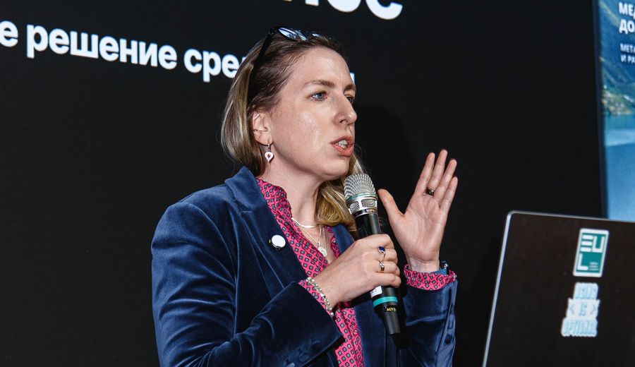 Юлия Юсипова выступает на конференции EUL