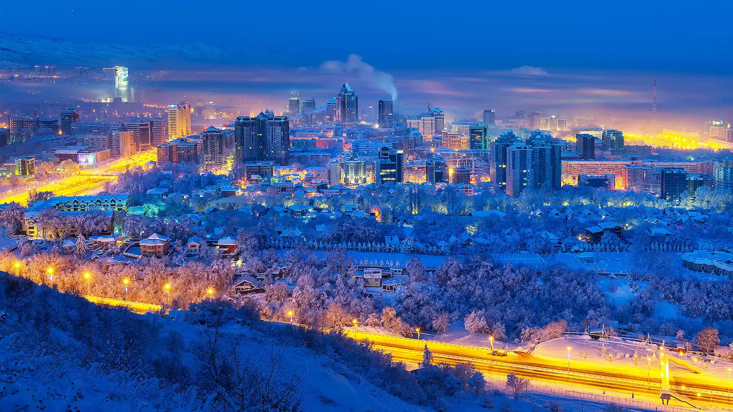 Алматы вид на город и горы Заилийского Алатау