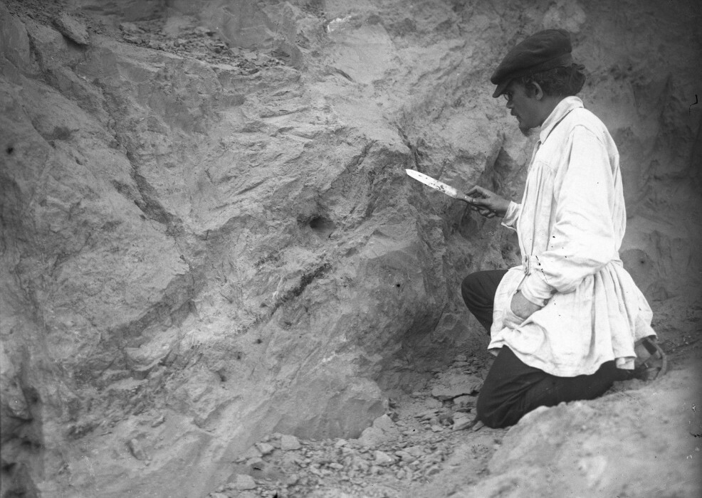 Н.К. Ауэрбах проводит раскопки Афонтовой горы. 1920-е гг.