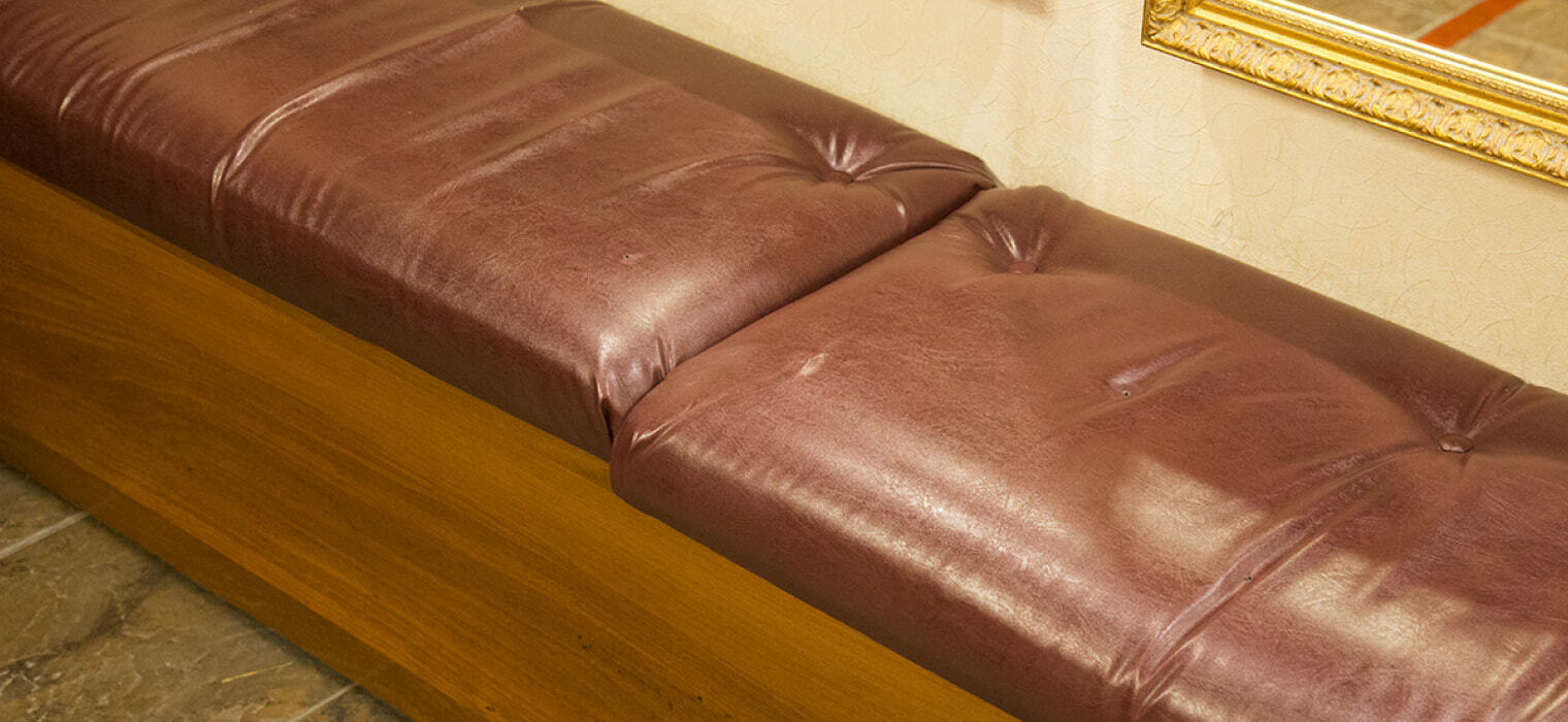 Сидение в гардеробе музея