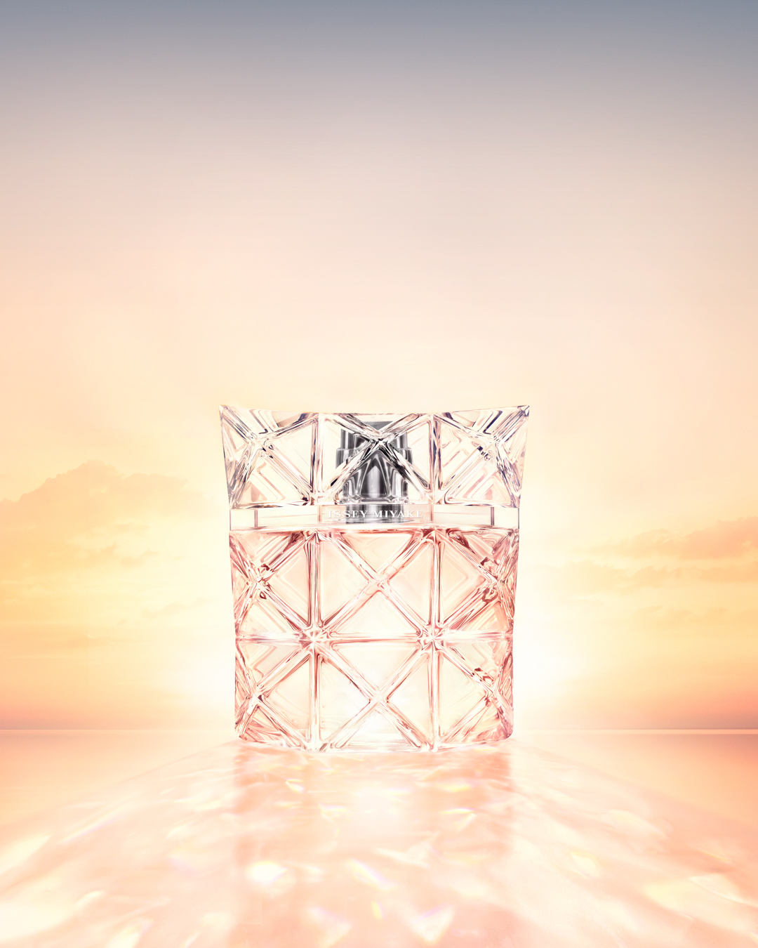 Парфюмът Lumière d’Issey от Issey Miyake на светъл пастелен фон