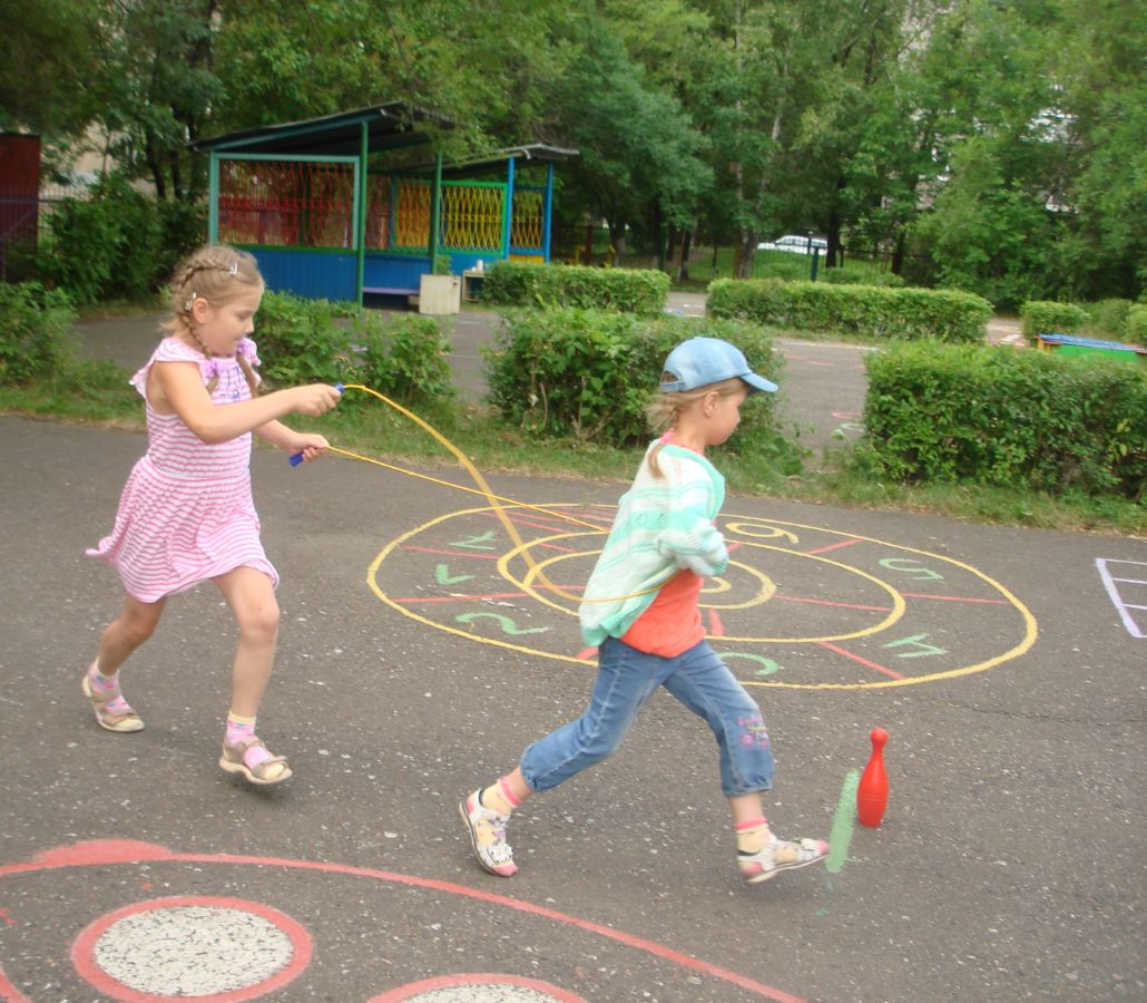 Дети бегают во дворе. Уличные игры для детей. Дети в подвижной игре. Современные игры для детей. Скакалки для детского сада.