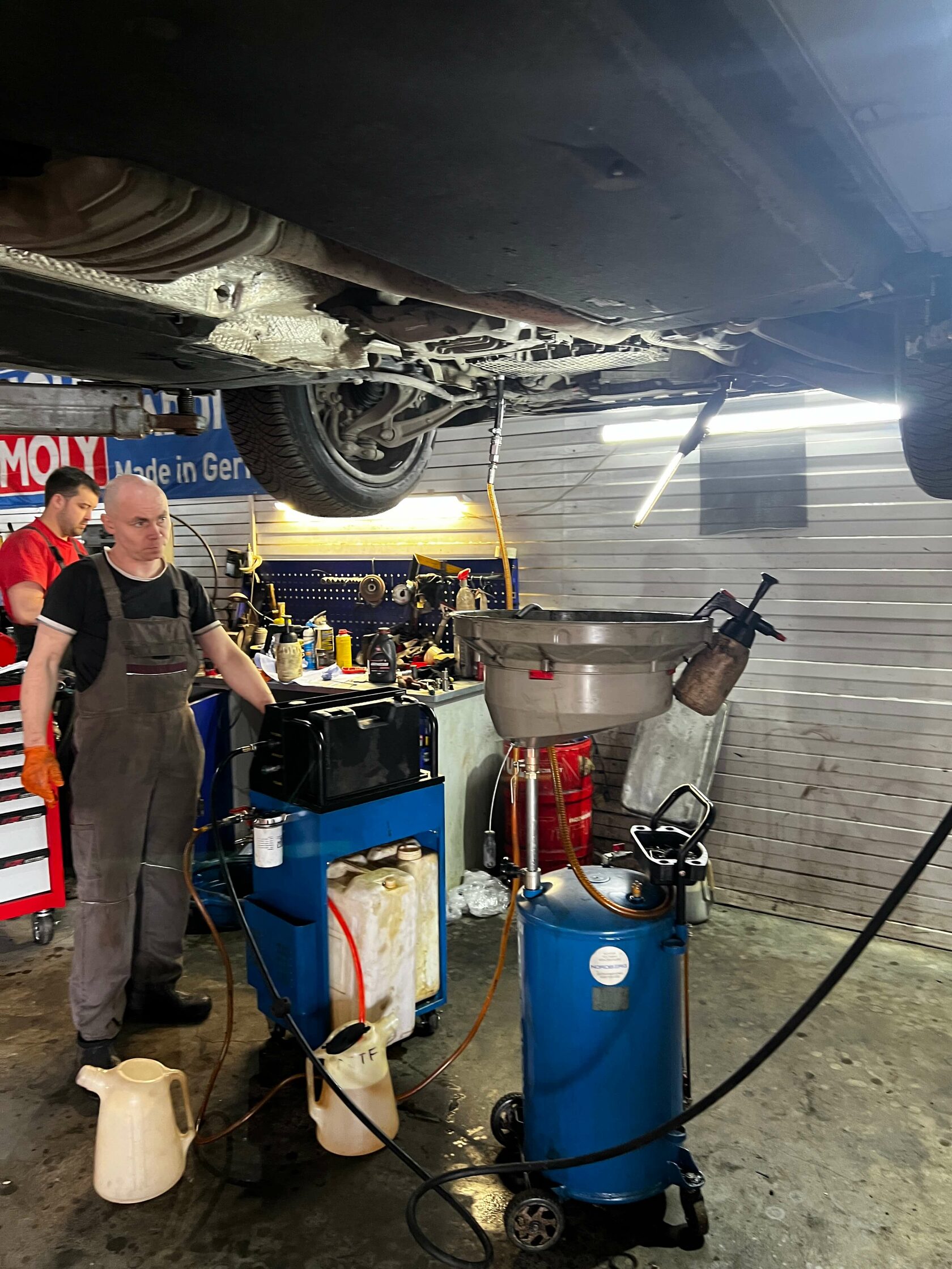 Собираем все в обратном порядке и начинаем процесс заправки нового масла в гидравлическую и механическую часть