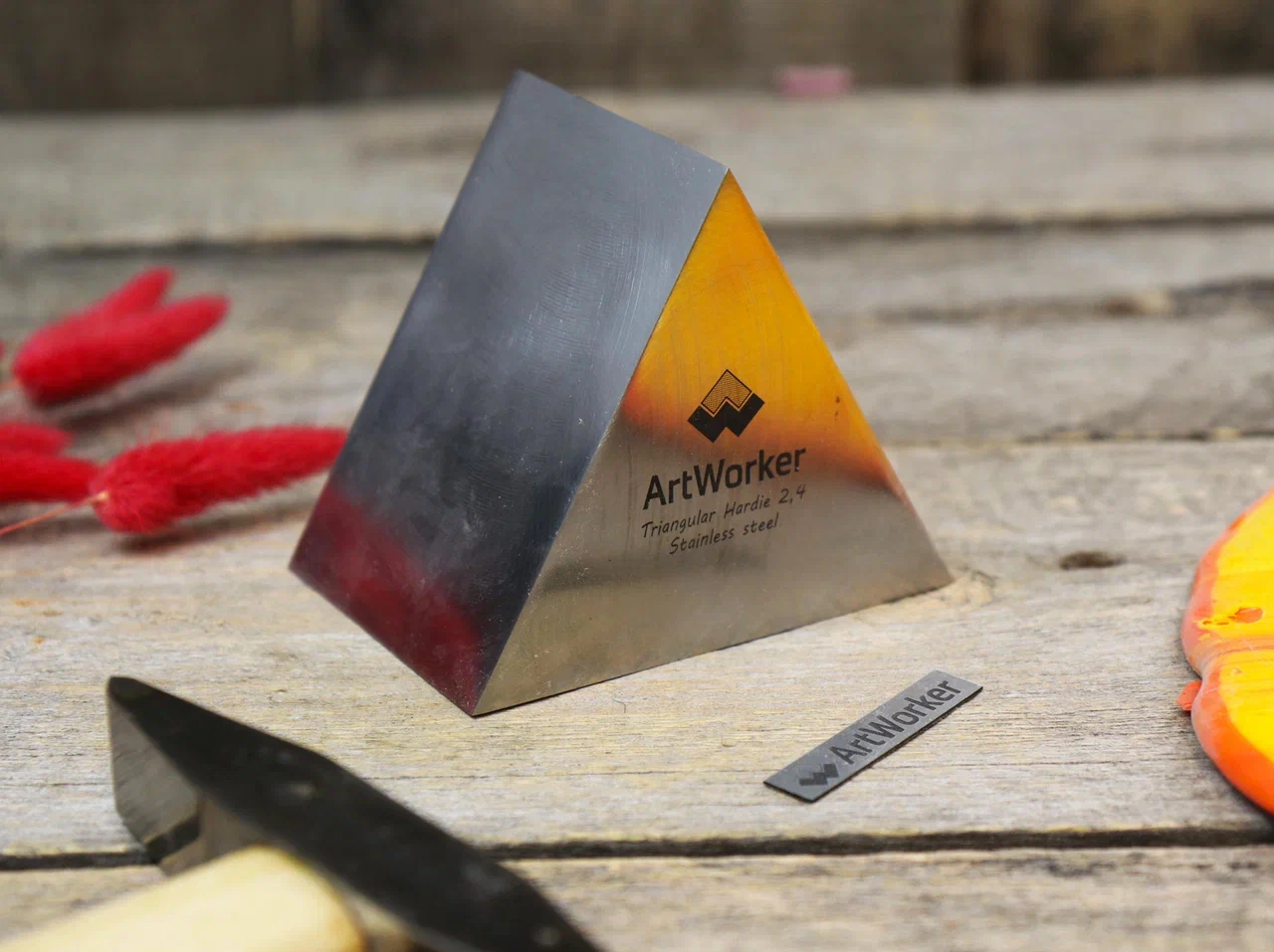 Реставратор ArtWorker работает с монументальной мозаикой на лесах