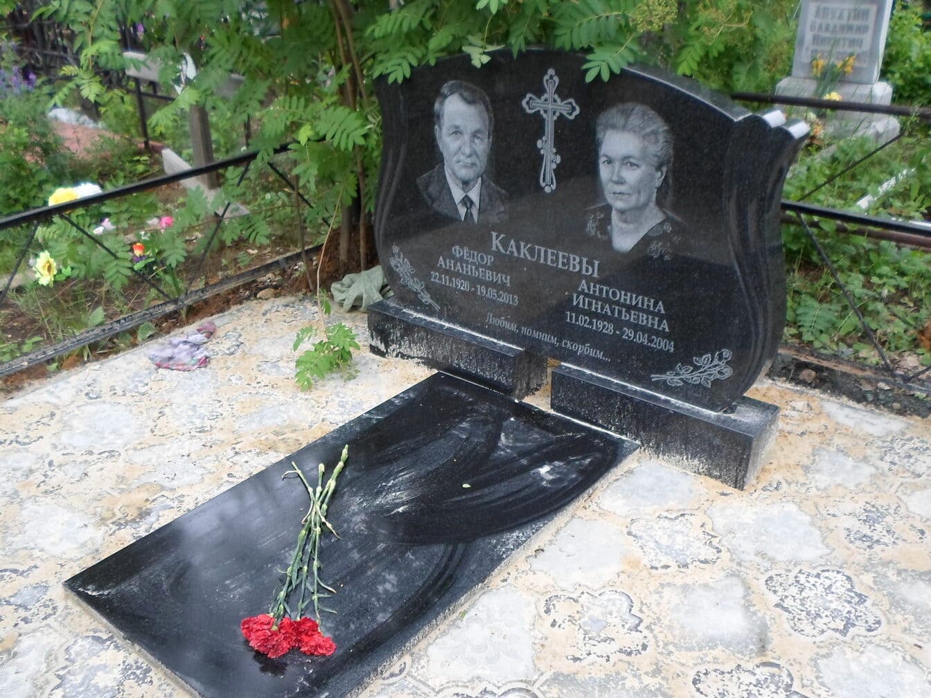 Памятник семейный из Китайского гранита на двух тумбах и с надгробной плитой, размер 1000х900х70