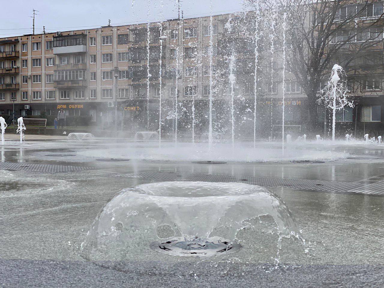 Благоустройство фонтана. Пешеходный фонтан в пскове. Фантан во пскове 4 угла. Фонтан в пскове на 4. Светомузыкальный пешеходный фонтан.