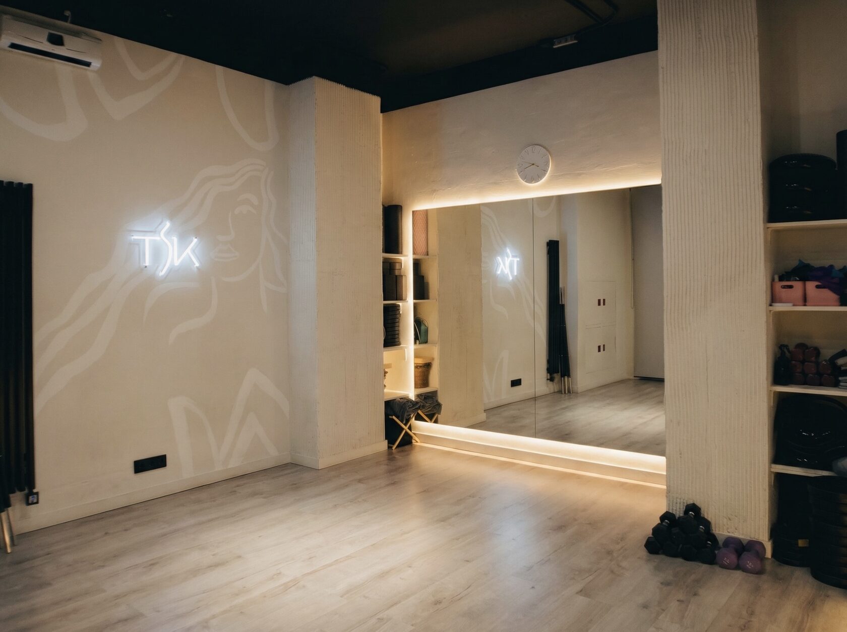 Зал для фитнеса, йоги и пилатеса в студии на Дыбенко