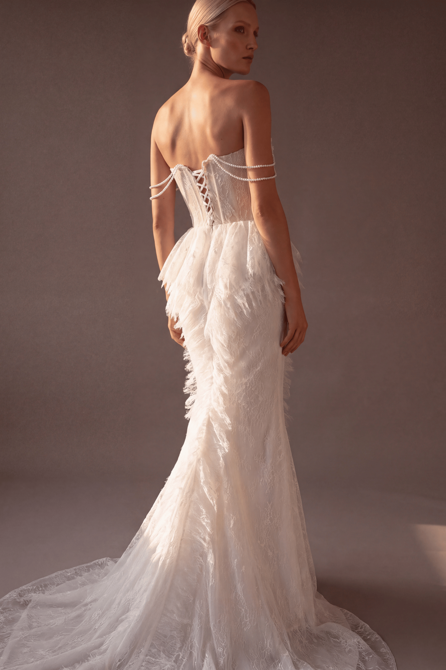 Винтажное свадебное платье DANIELLA из коллекции 2027 в свадебном салоне PRIMA BRIDAL.