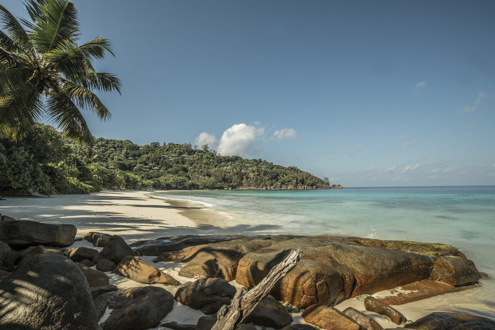 Главный бассейн Four Seasons Resort Seychelles