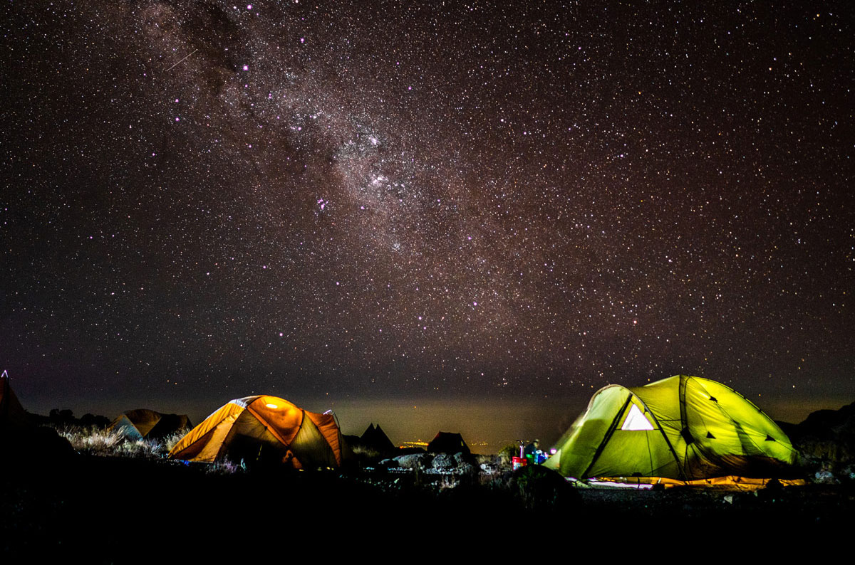 Палатки под звездным небом в лагере Шира на маршруте Лемошо на Килиманджаро