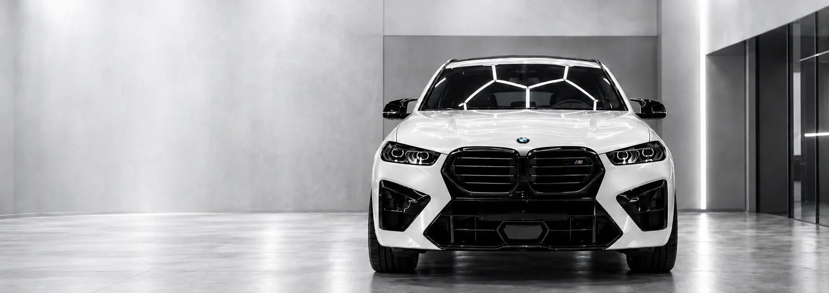 Белый BMW на серебристом фоне