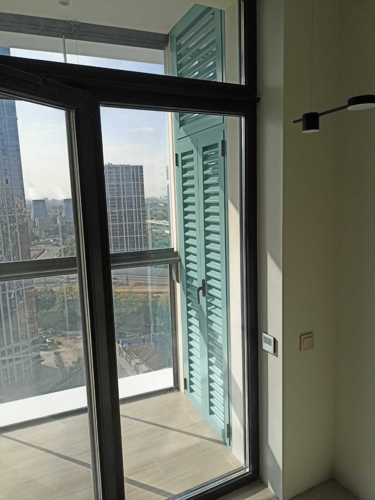 Алюминиевые жалюзийные двери для балконов и лоджий