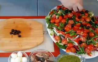 Приготовление салата «Нисуаз» с тунцом: шаг 9