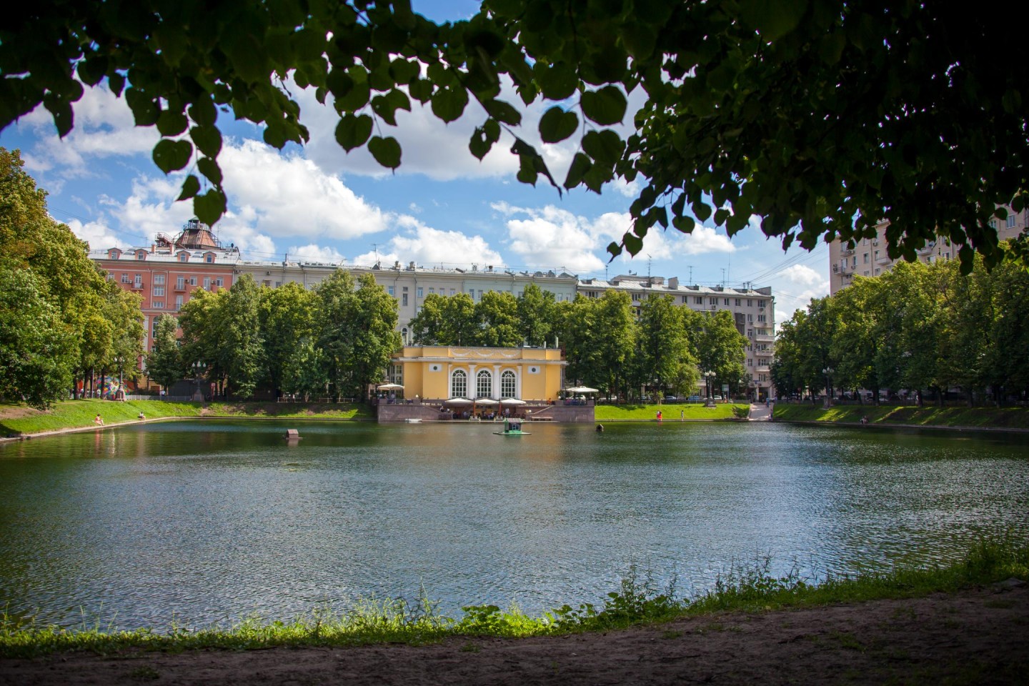 Патриаршие пруды москва фото летом