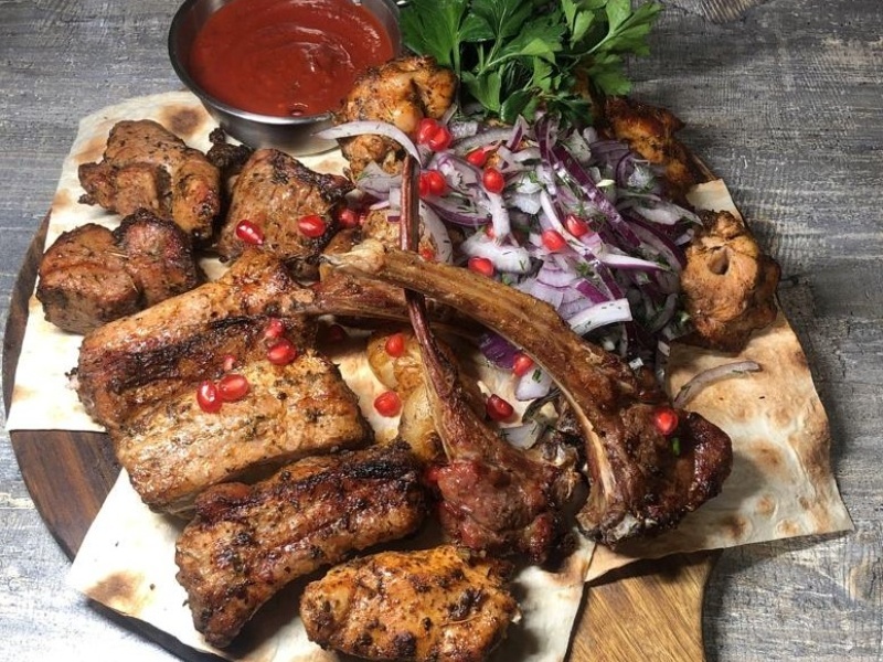 Мясной сет с рёбрами и шашлыками на блюде