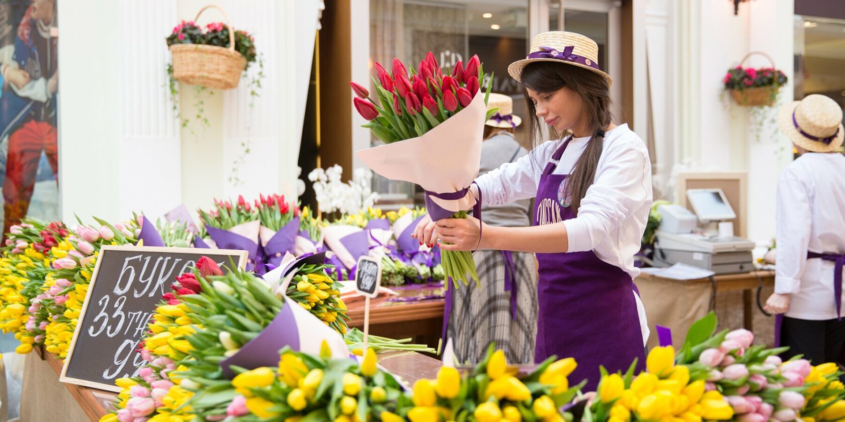 Заложите в закупку расходы на экспериментальные цветы и сорта. А вот то, что пользуется спросом каждый год, оставьте без изменений. Обычно это тюльпаны и розы.