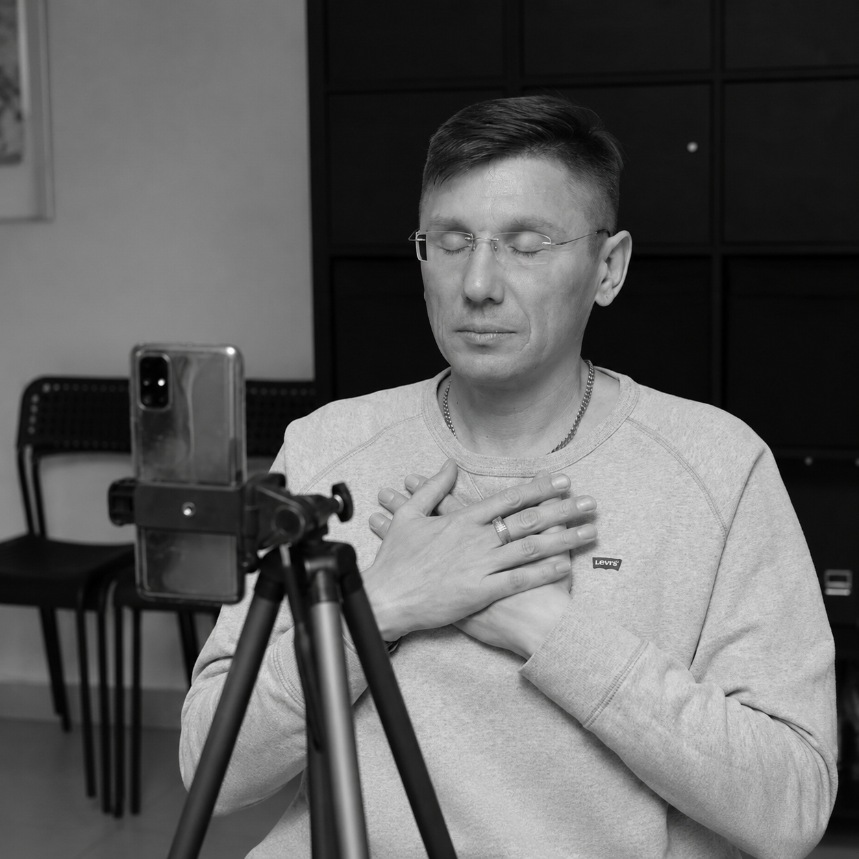 Сергей Белов записывает короткую психологическую практику
