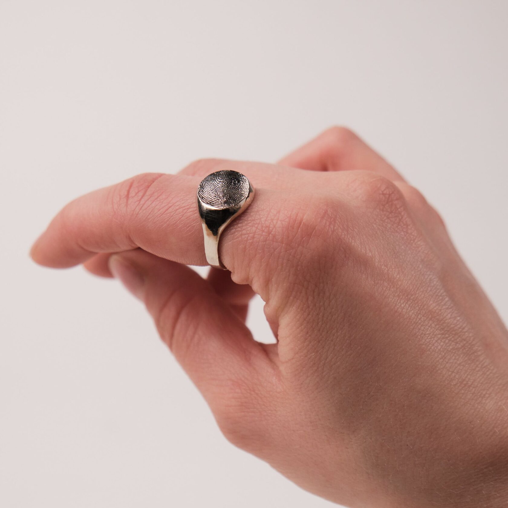 Кольцо-печатка с отпечатком пальца