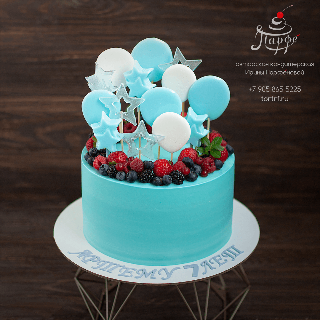 Торт с леденцами и ягодами