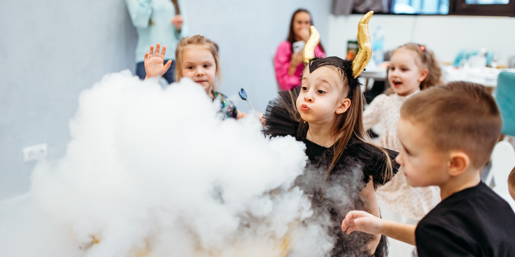 Крио шоу на детский день рождения в Санкт-Петербурге и Кудрово. Вы увидите удивительную бурлящую газировку, марсианский снег, настоящую растущую пену, огромные облака дыма, а также узнаете немного о свойствах сухого льда, которые будут представлены в удивительных опытах!