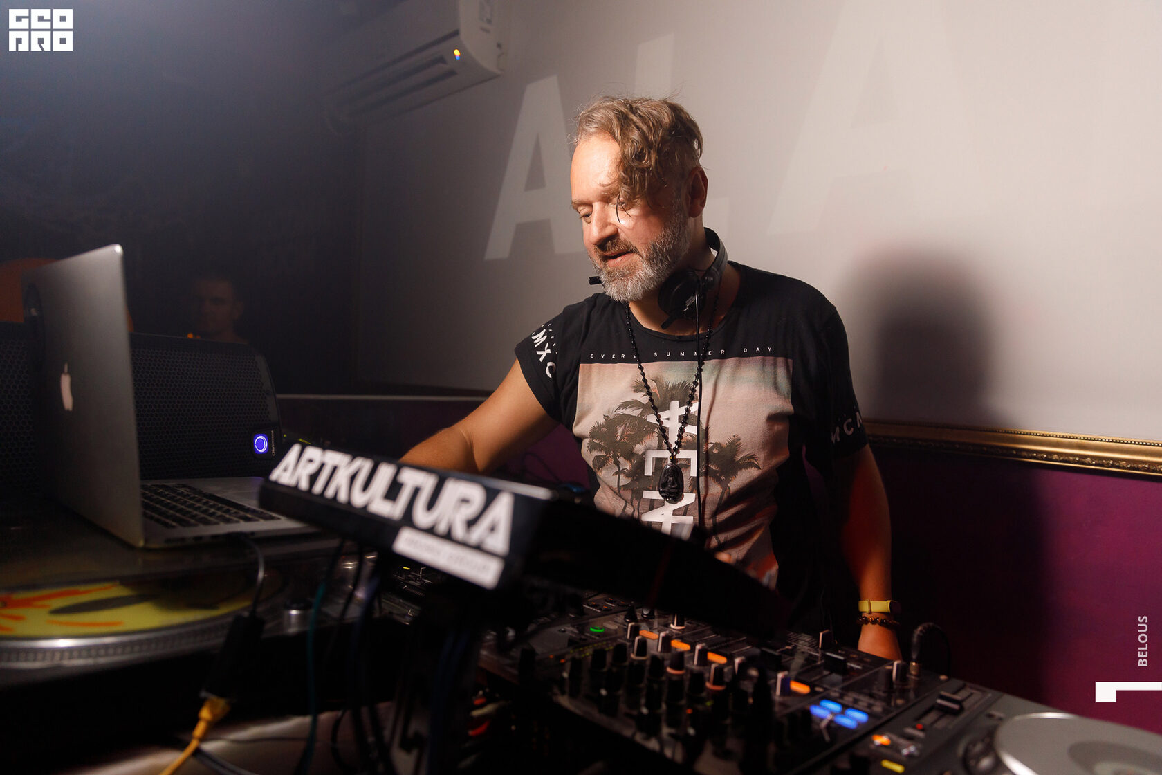 Выступление DJ и работа с публикой