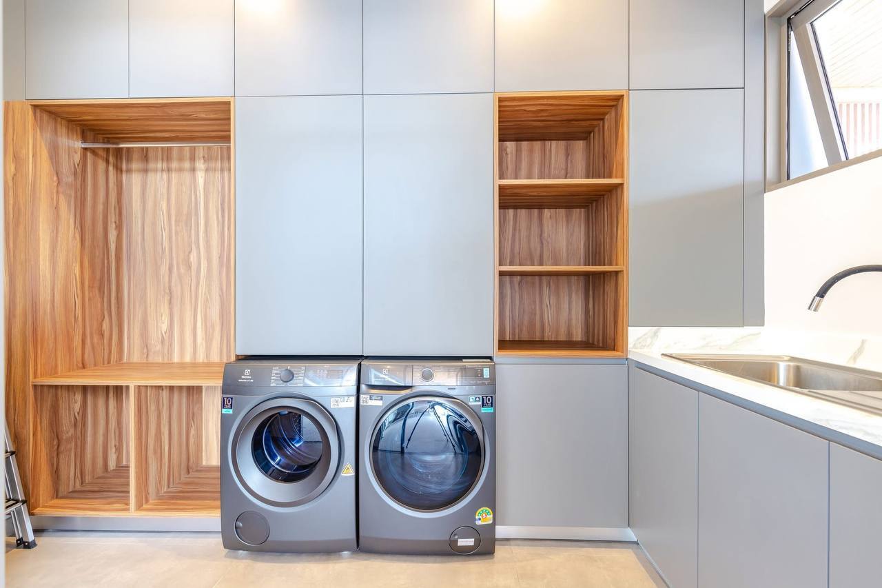 Прачечная комната со стиральной машиной.