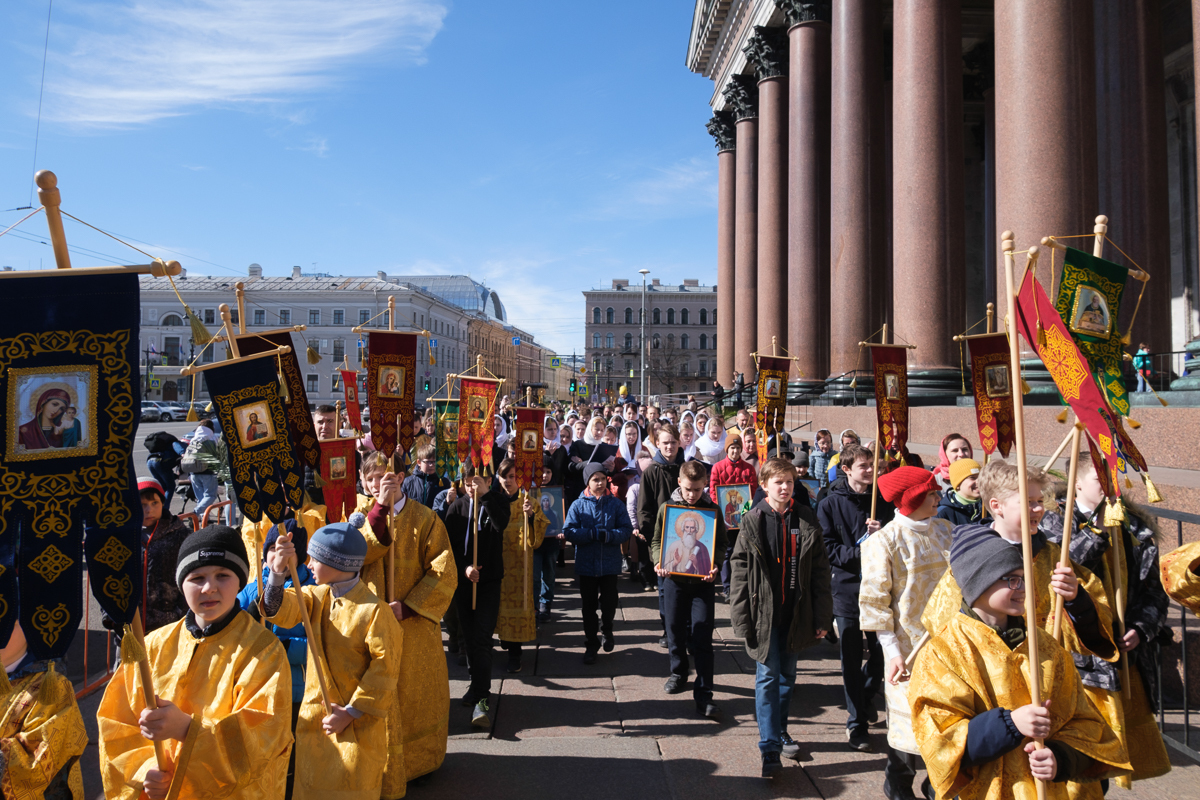 Диаспоры санкт петербурга. Крестный ход у Исаакиевского собора. Факелы на Исаакиевском соборе в Пасху. Поминальный день в Армении.