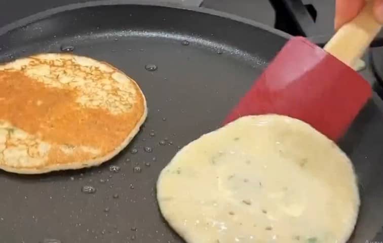 Приготовление картофельных блинчиков из пюре на сковороде: шаг 8