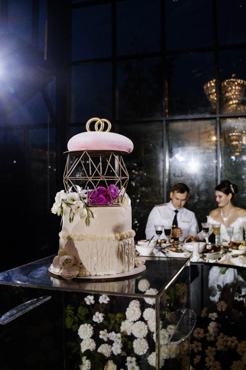 Трехъярусный свадебный торт 2025 с живыми цветами и меренгами