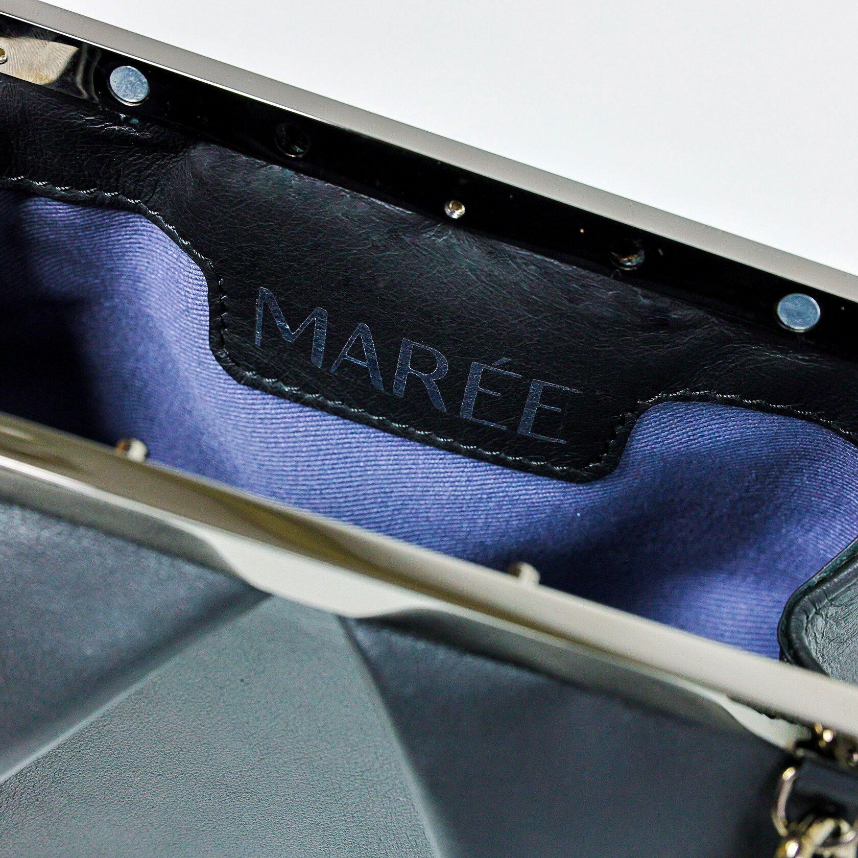  каркасный клатч Drop на магнитном фермуаре черного цвета из натуральной кожи премиум качества