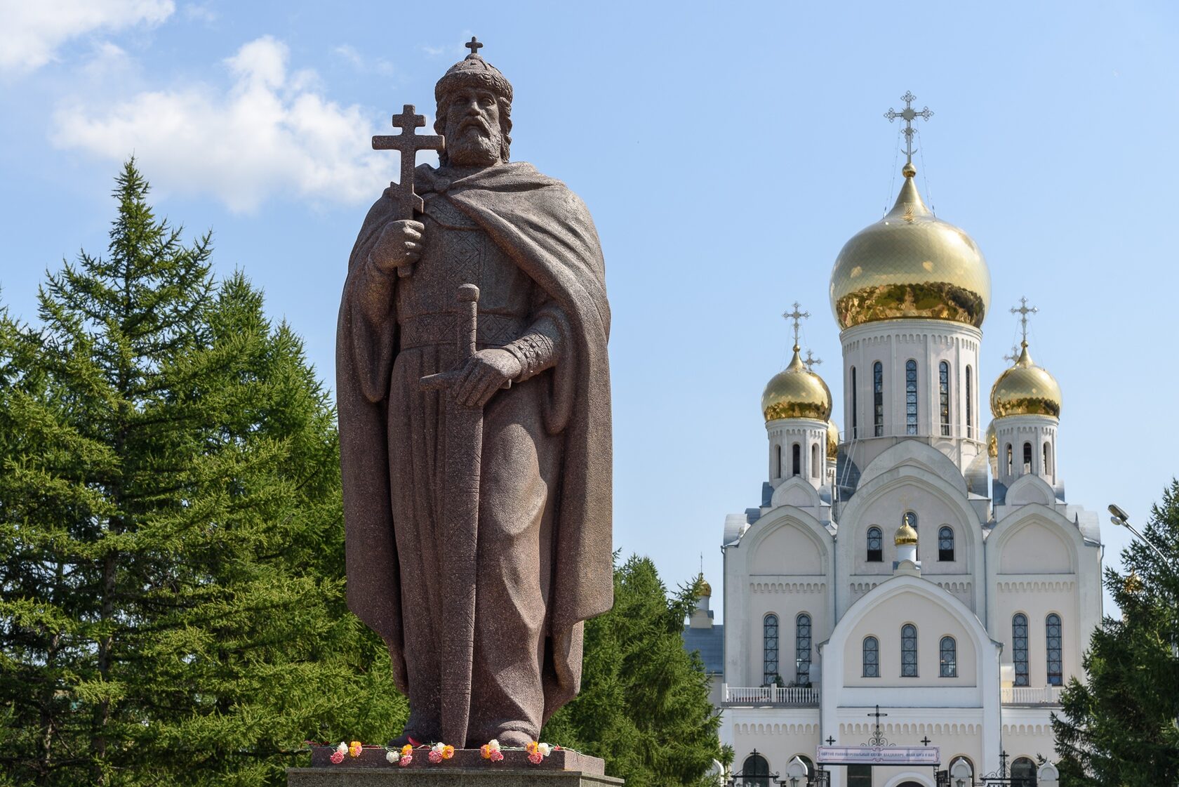 Памятник святому равноапостольному князю Владимиру во Владимире