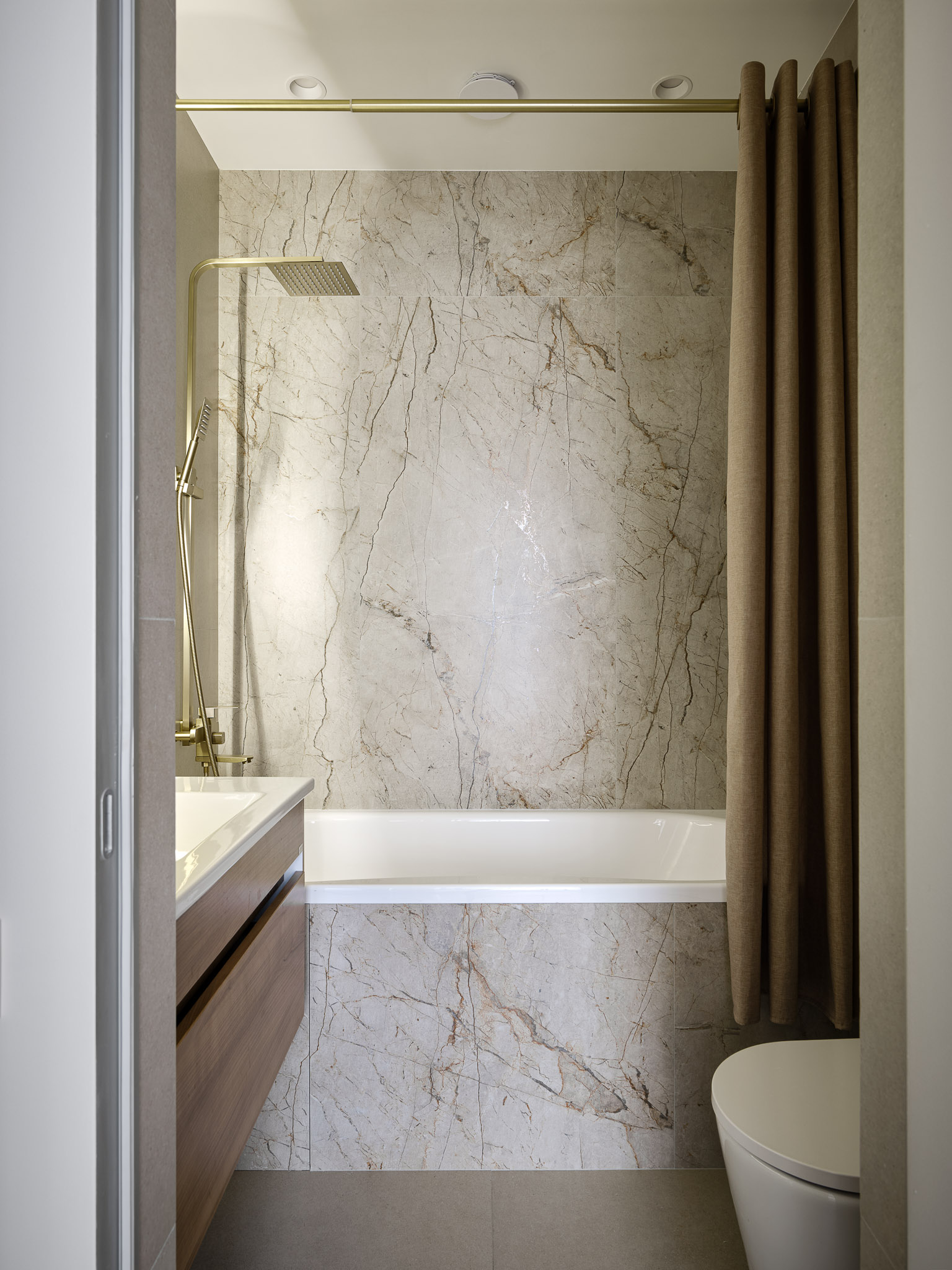 интерьер ванной комнаты в стиле неоклассики