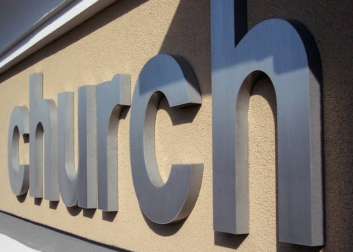 Объёмные металлические буквы church на фактурной фасадной штукатурке