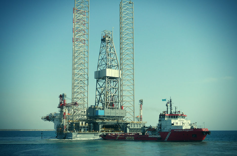 Буксировка буровой CASPIAN DRILLER Казахстан - Туркменистан