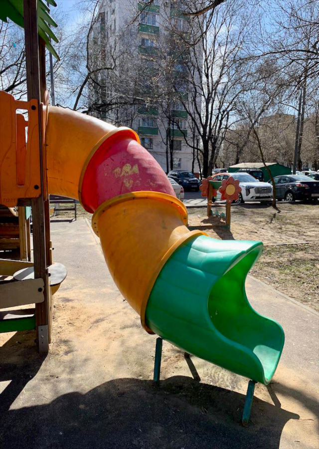 Поврежденная детская горка