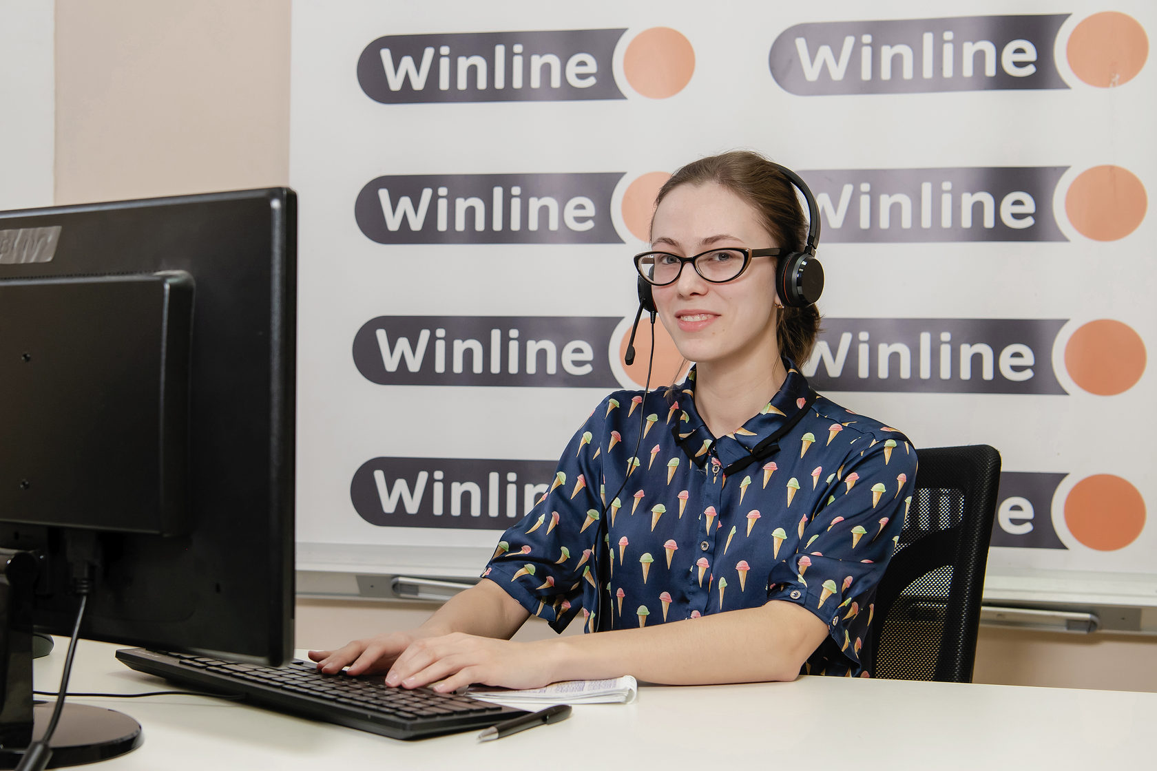 Винолайн. Winline сотрудники. Сотрудники Winline дизайнер. Winline девушки. Winline девушки работницы.