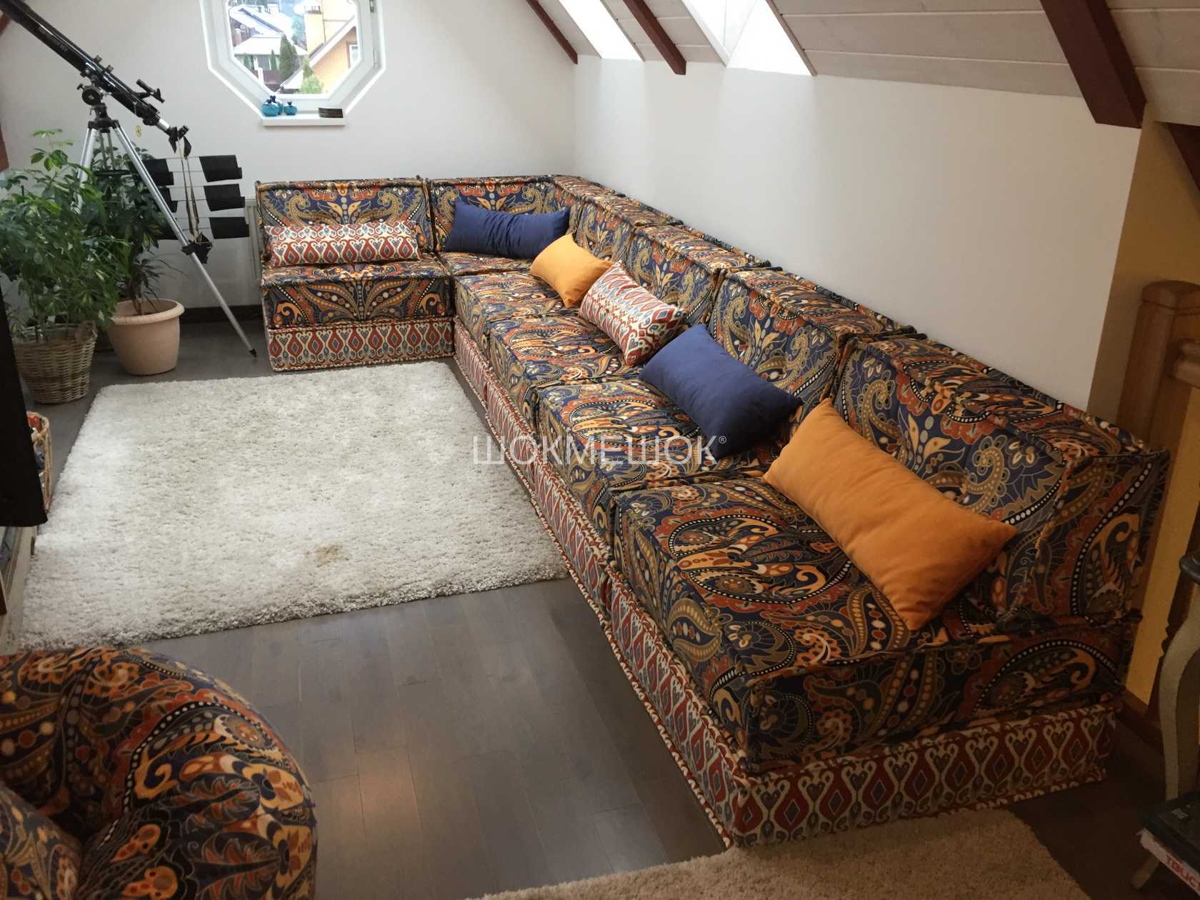диван в восточном стиле с подушками