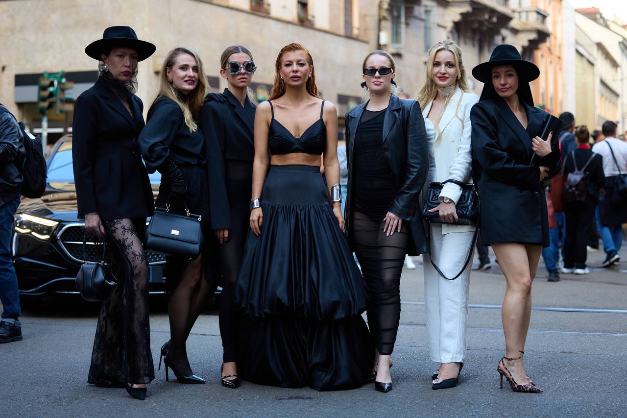 Лина Дембикова и участницы Fashion Camp на улице во время Недели моды