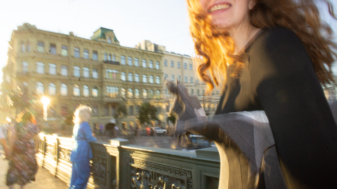 Главный Редактор журнала Шило на Аничковом мосту в платье и апсайкл-корсете