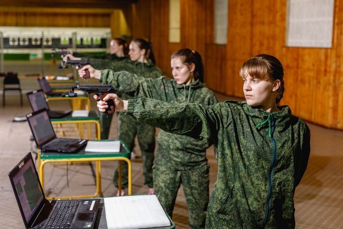 Курсы по физической подготовке. Профессиональные войска. Курсанты на занятиях. Занятия с военнослужащими.