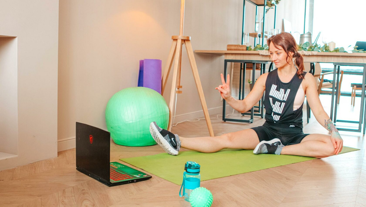 Группа людей занимается спортом на открытом воздухе