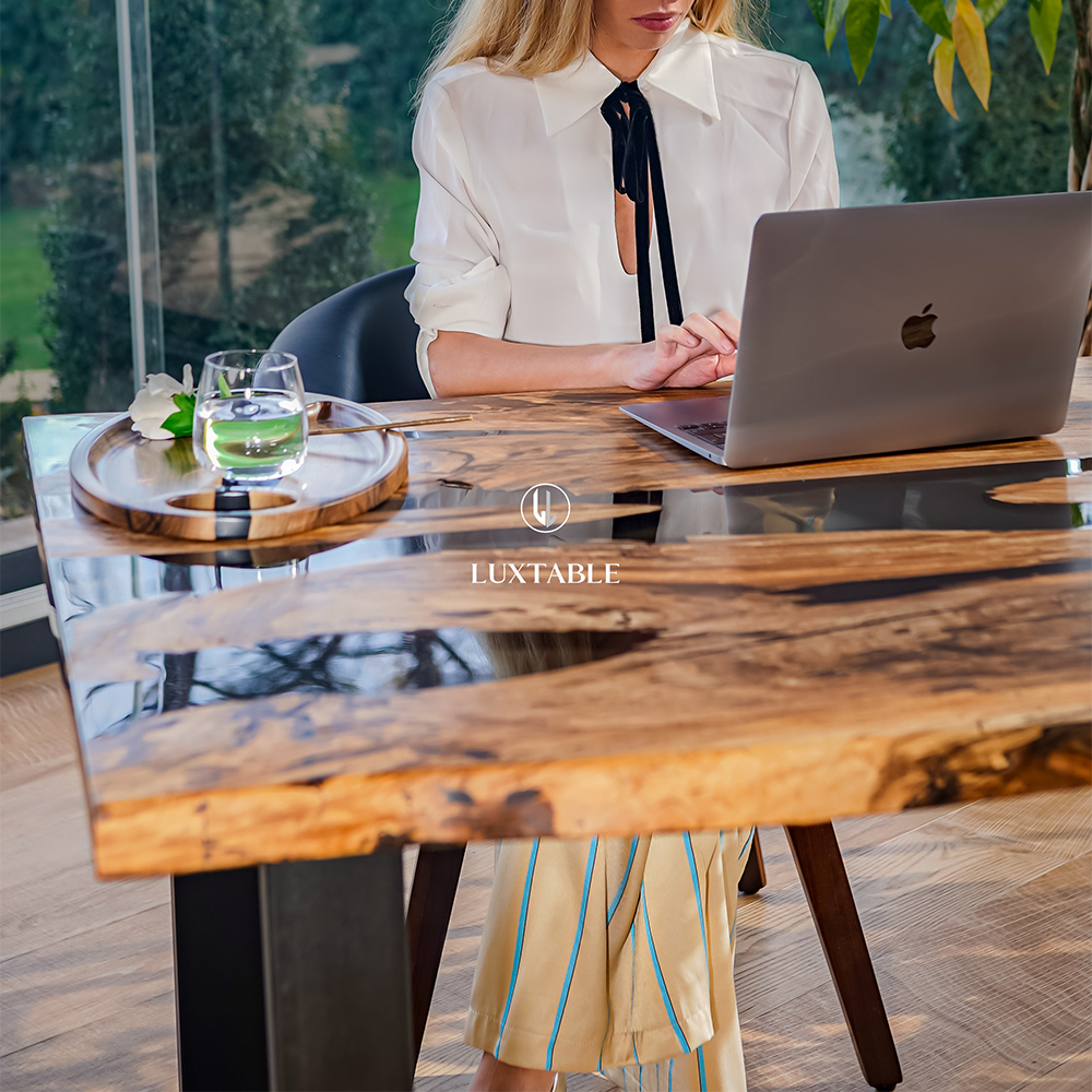 Epoxidharz Tische Alagoas aus europäischem Nussbaum und hellblauem Epoxidharz mit Metallic Effekt