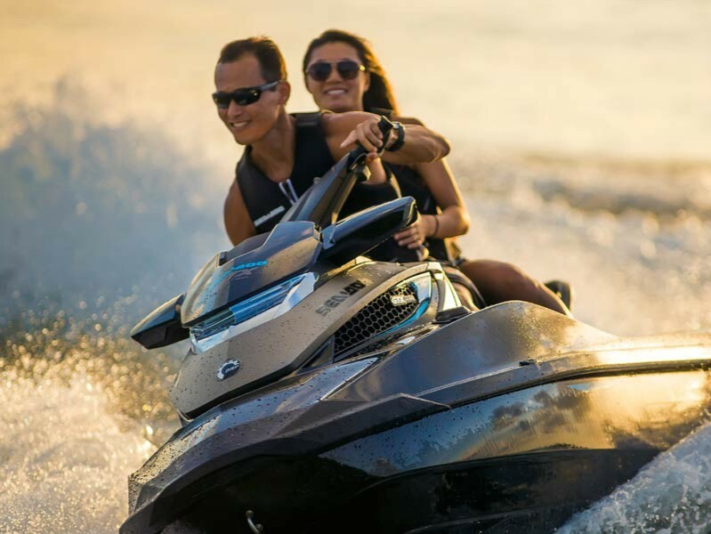 фото парня и девушки на романтическом свидании в публичном месте