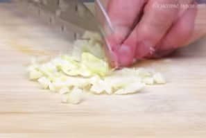 Приготовление супа-пюре из кабачков с плавленным сыром: шаг 2